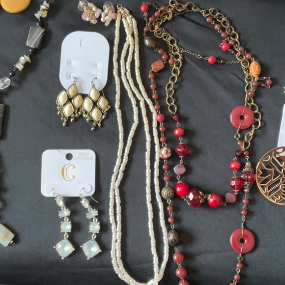 Silverfox Jewelry, 30 Assorted Necklaces, Earrings, Brooches,Bracelets , $30 - Picture 6 of 9